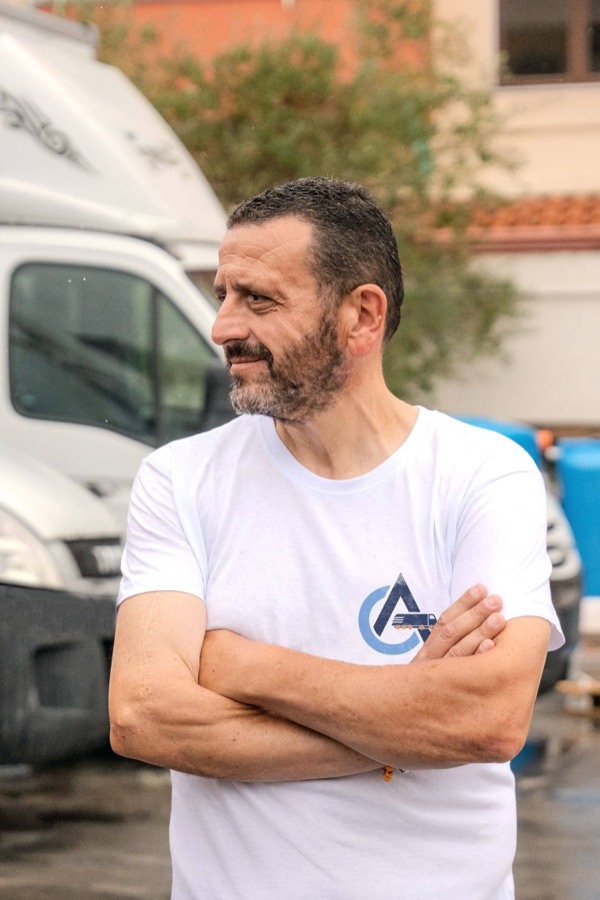 Ritratto di Andrea Cacciapuoti nel piazzale del deposito