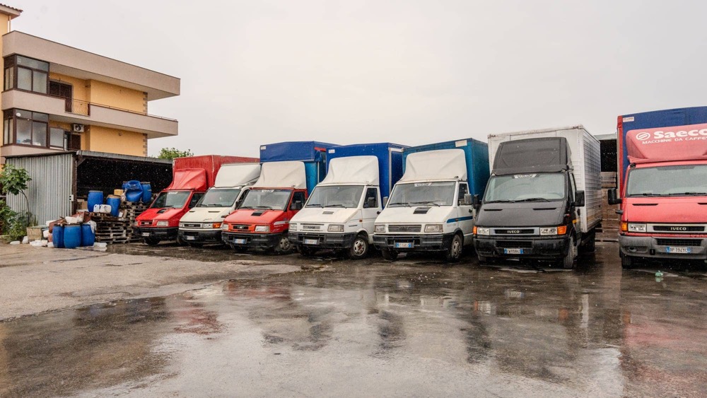 La flotta dei mezzi schierata nel piazzale del deposito